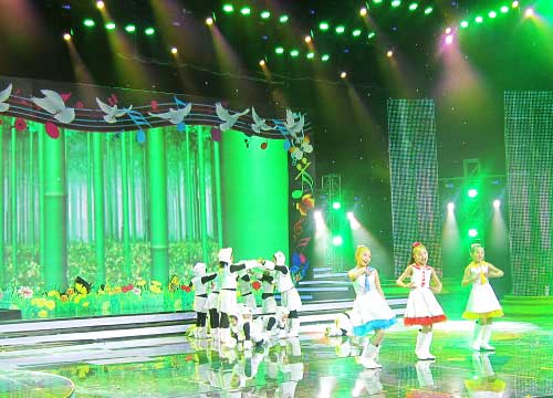北京2013年央视少儿春晚舞台香蕉成人在线视频 北京2013年央视少儿春晚舞台香蕉成人在线视频